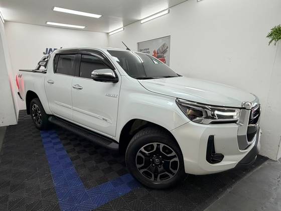 TOYOTA HILUX 2.8 D-4D TURBO DIESEL CD SRX 4X4 AUTOMÁTICO